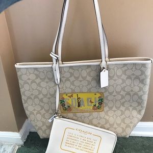 Authentic Coach Signature NY Tote & Pouch NWT